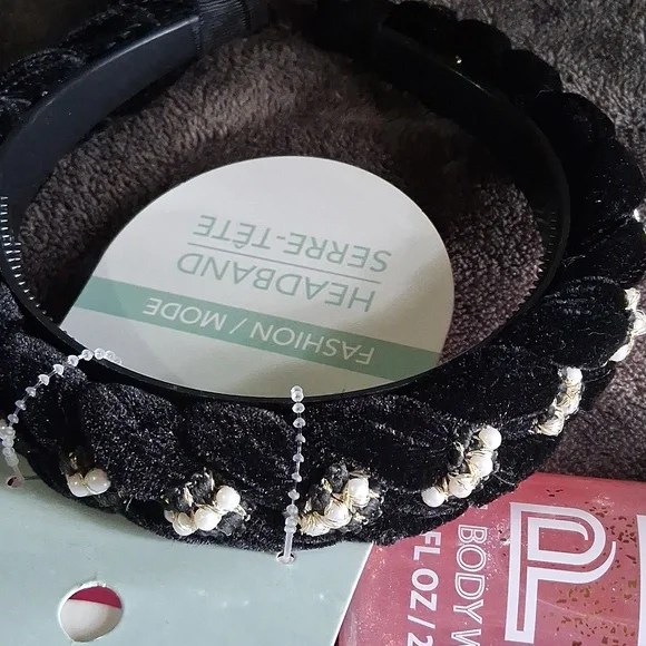 YOU GET   20 ITEMS  YOU ALSO GET 1 LUX ITEM AND 1 JEWLERY.ALL BOXES DIFFERAN - Picture 8 of 9